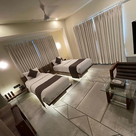 De Glance Hotel Surat Eksteriør billede