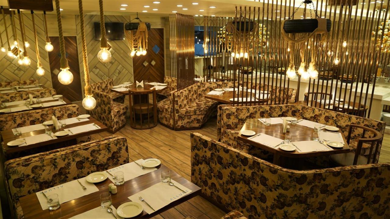 De Glance Hotel Surat Eksteriør billede