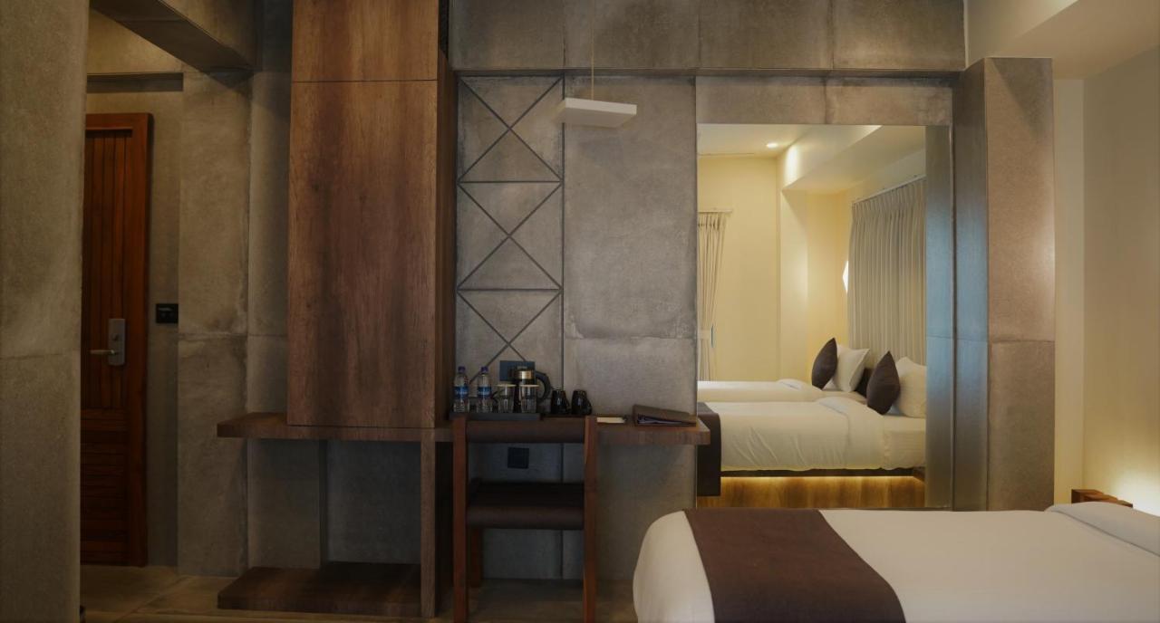 De Glance Hotel Surat Eksteriør billede