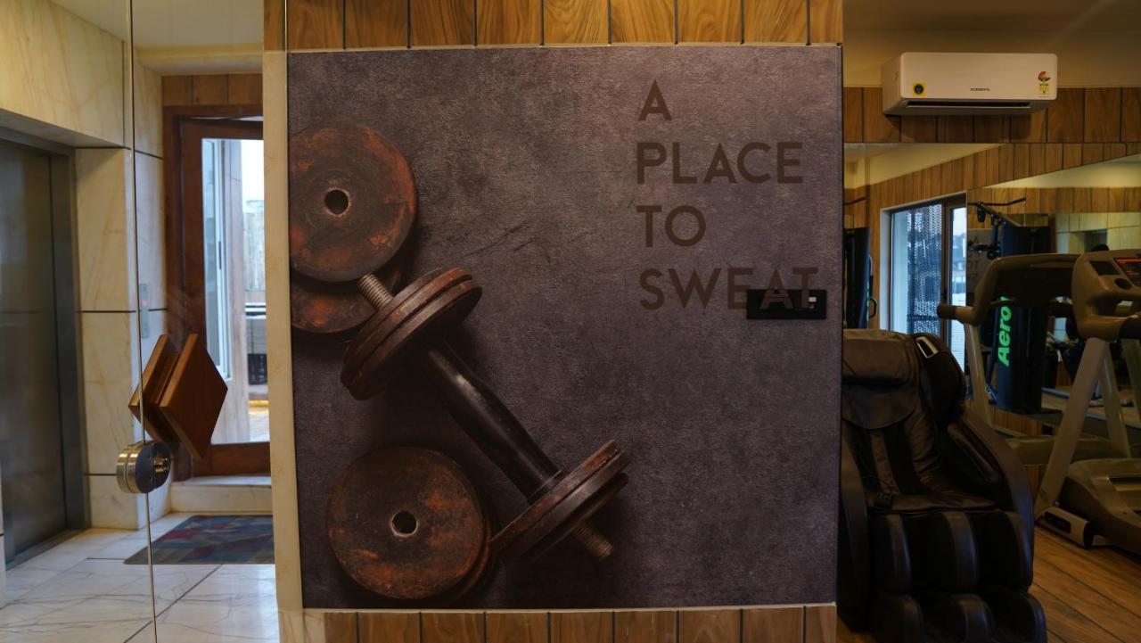 De Glance Hotel Surat Eksteriør billede