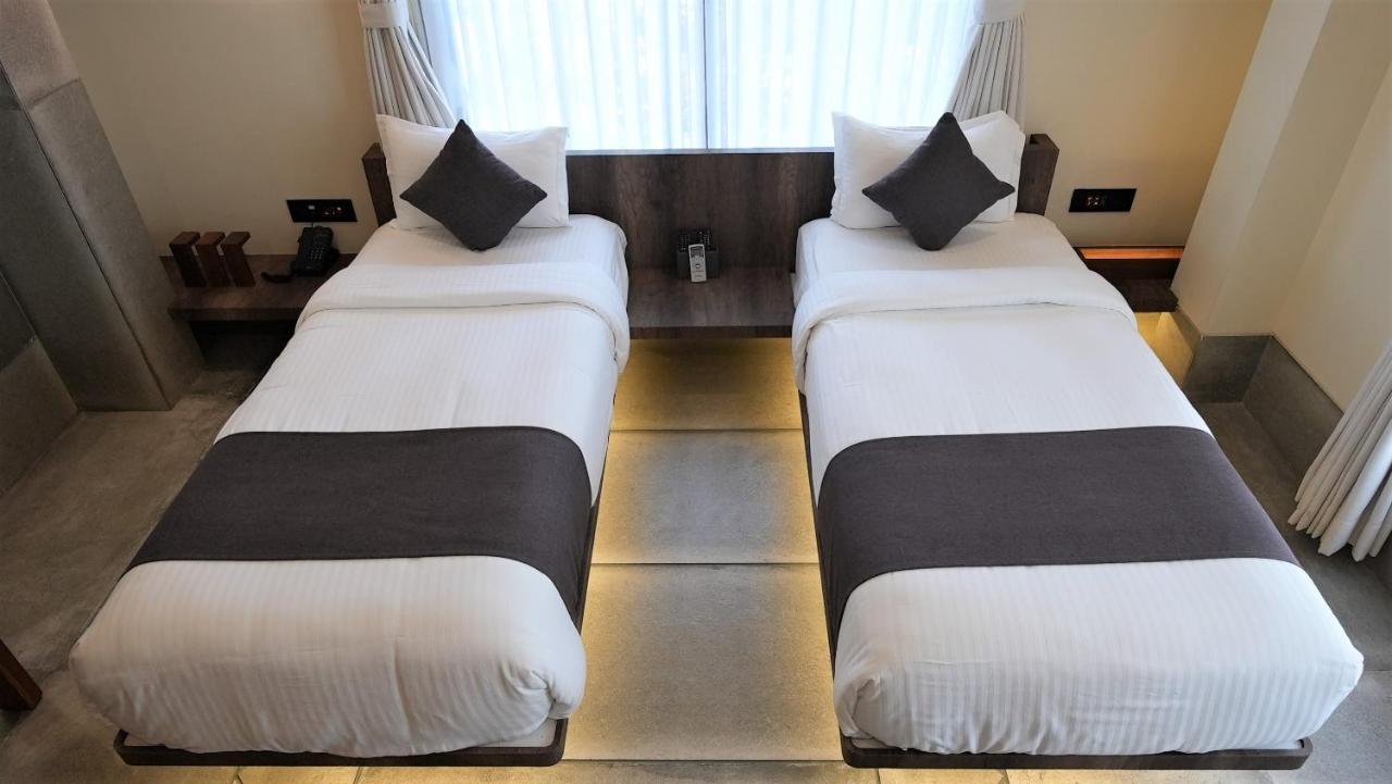 De Glance Hotel Surat Eksteriør billede