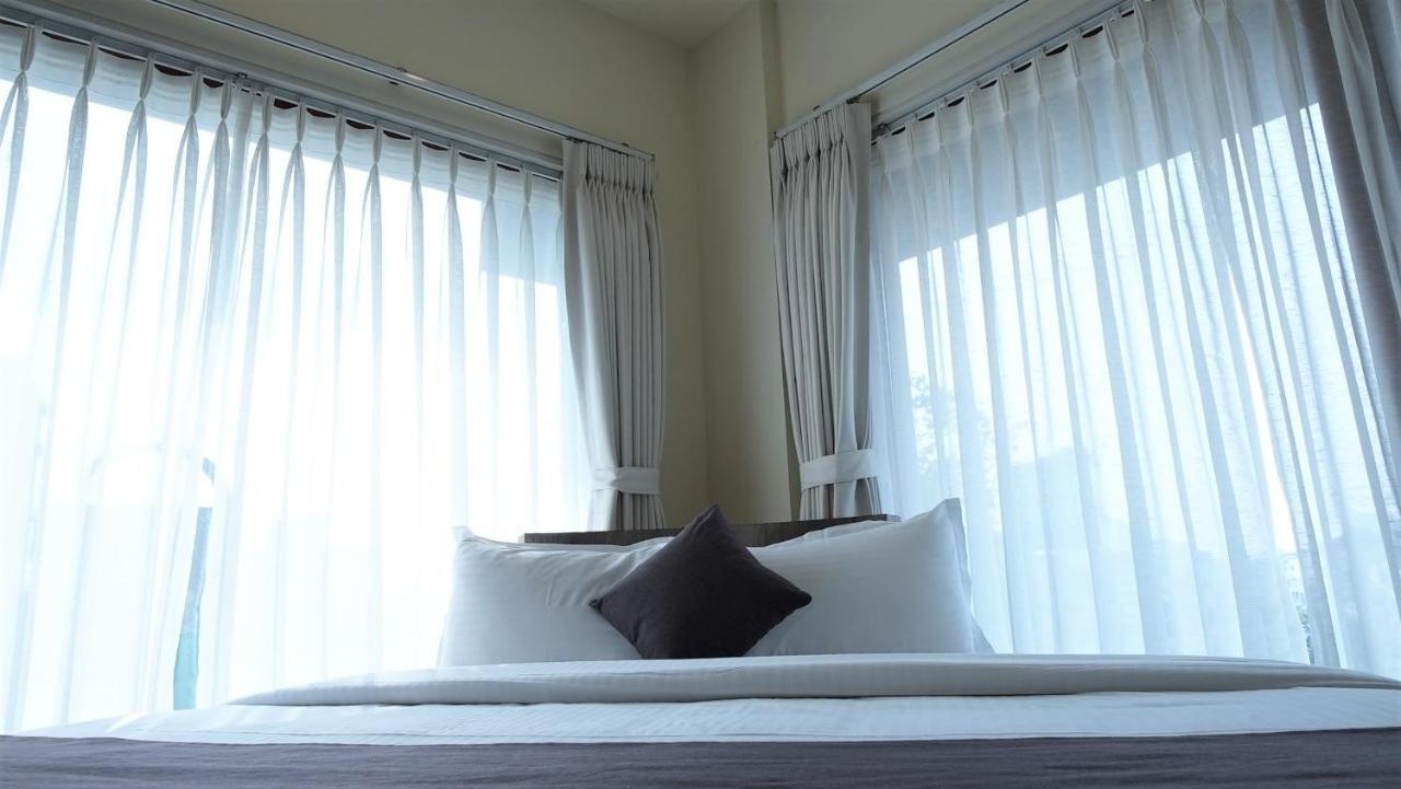 De Glance Hotel Surat Eksteriør billede