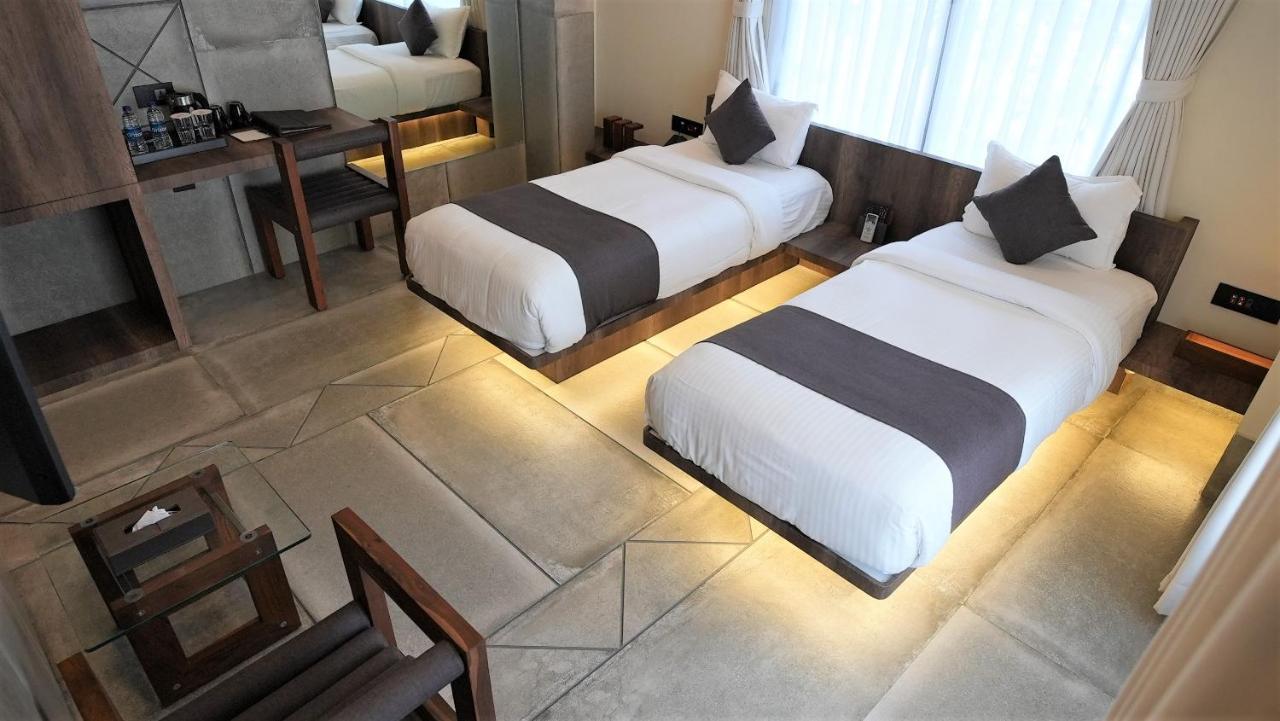 De Glance Hotel Surat Eksteriør billede