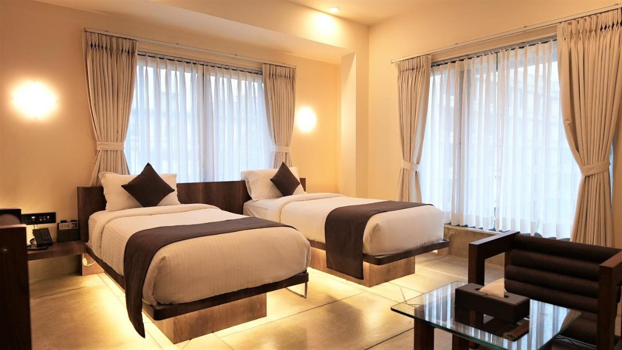 De Glance Hotel Surat Eksteriør billede