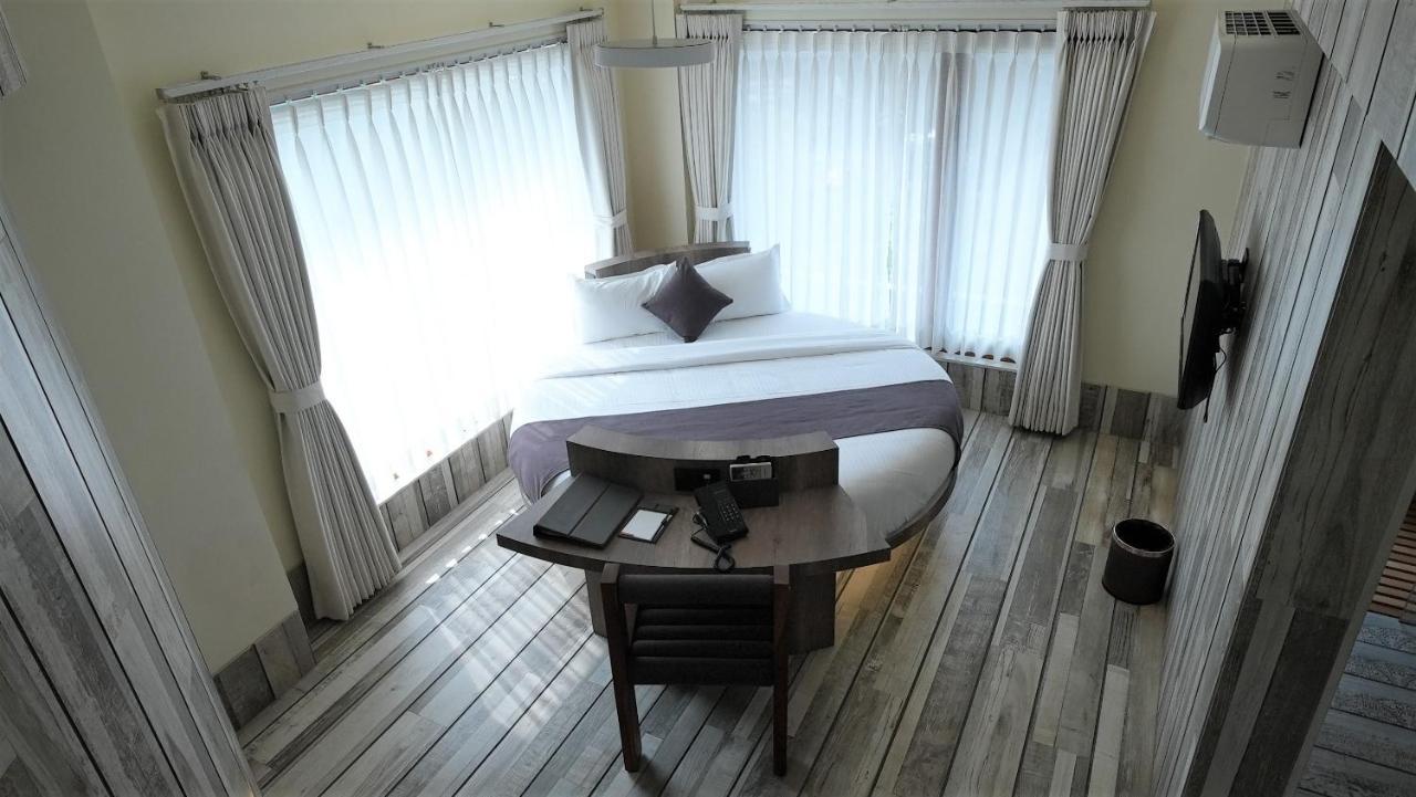 De Glance Hotel Surat Eksteriør billede