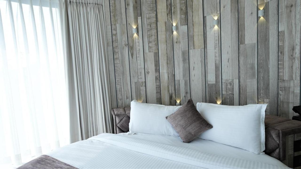 De Glance Hotel Surat Eksteriør billede