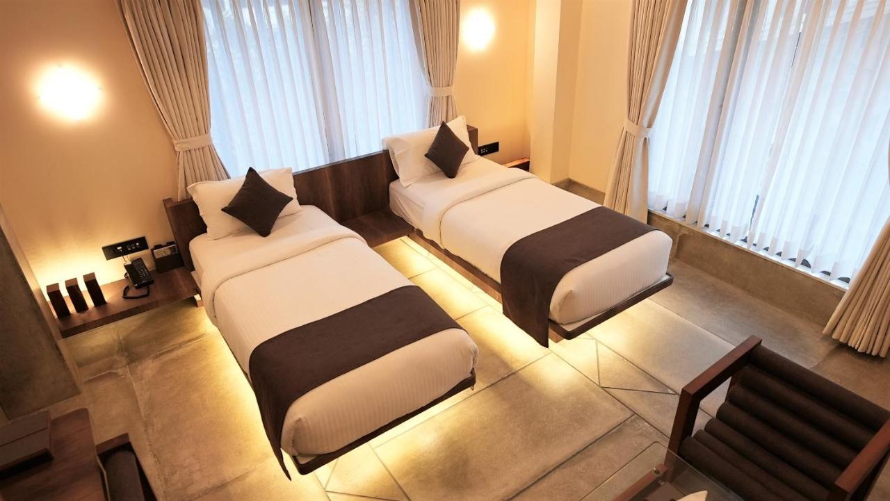 De Glance Hotel Surat Eksteriør billede