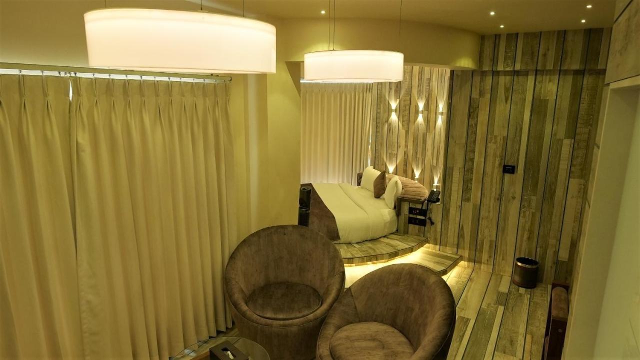De Glance Hotel Surat Eksteriør billede