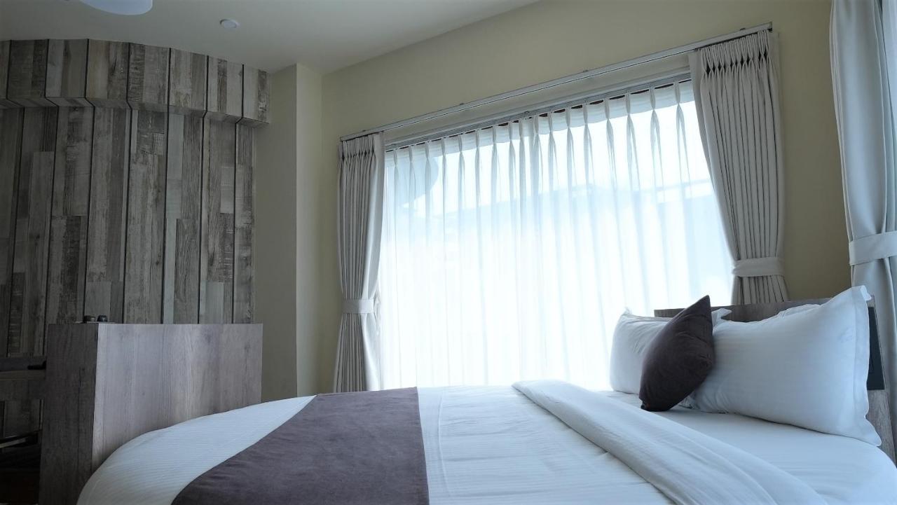 De Glance Hotel Surat Eksteriør billede