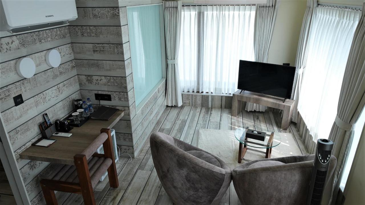 De Glance Hotel Surat Eksteriør billede