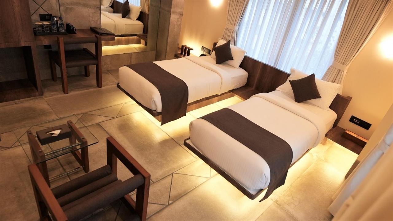 De Glance Hotel Surat Eksteriør billede