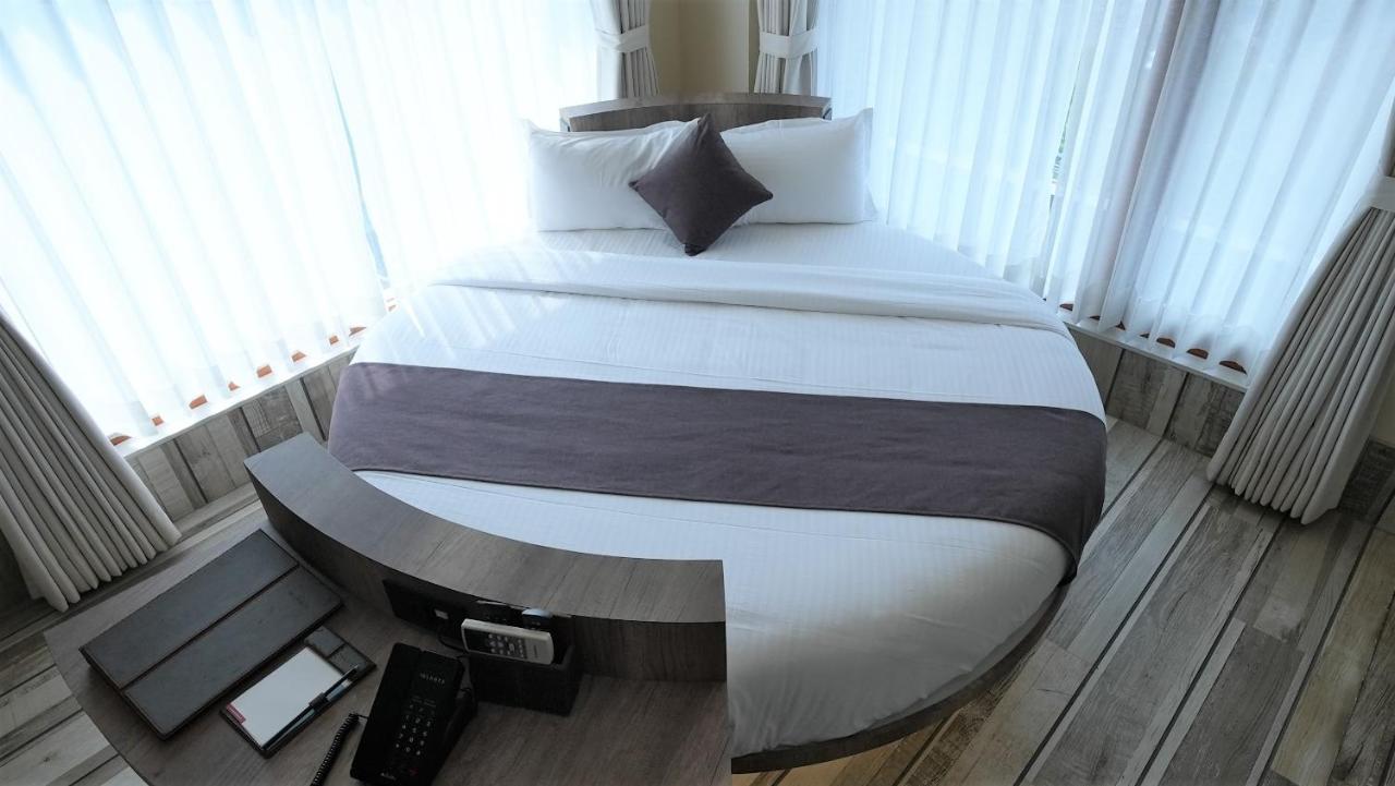 De Glance Hotel Surat Eksteriør billede