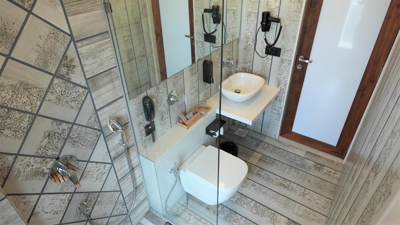 De Glance Hotel Surat Eksteriør billede