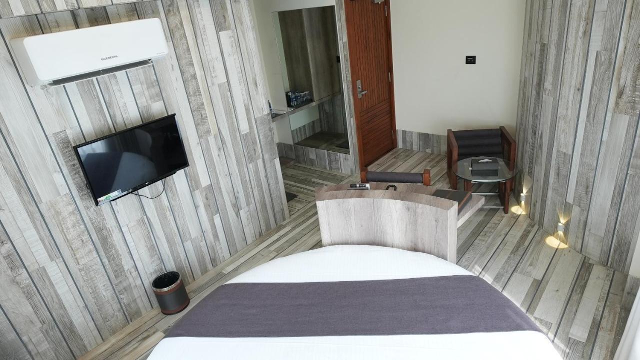 De Glance Hotel Surat Eksteriør billede
