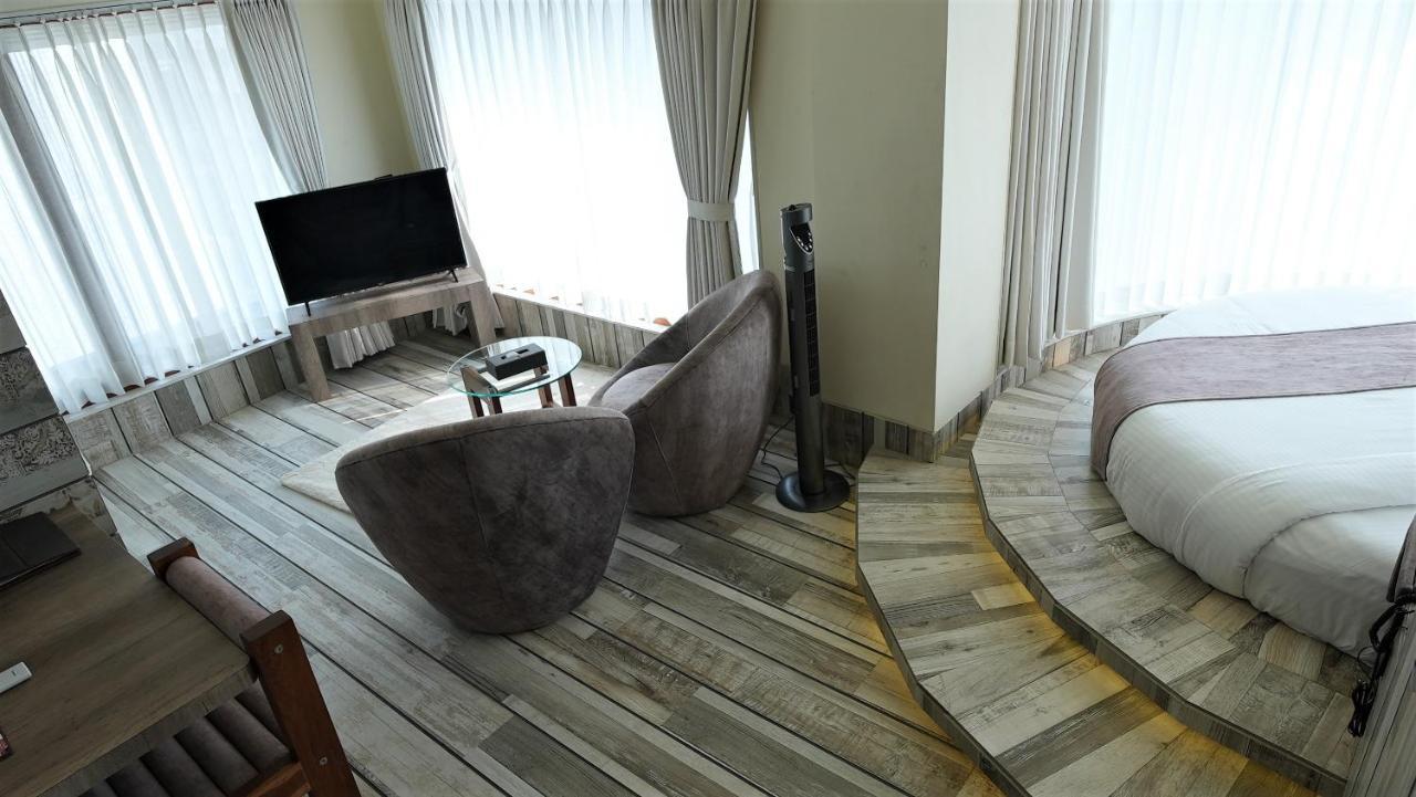 De Glance Hotel Surat Eksteriør billede