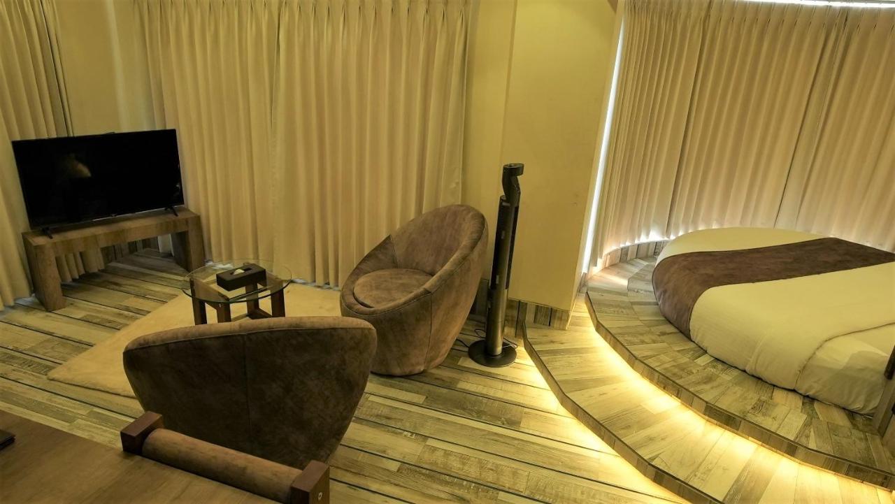 De Glance Hotel Surat Eksteriør billede