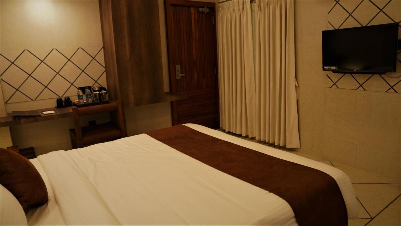 De Glance Hotel Surat Eksteriør billede