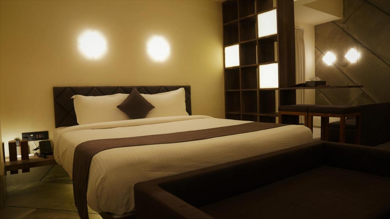 De Glance Hotel Surat Eksteriør billede