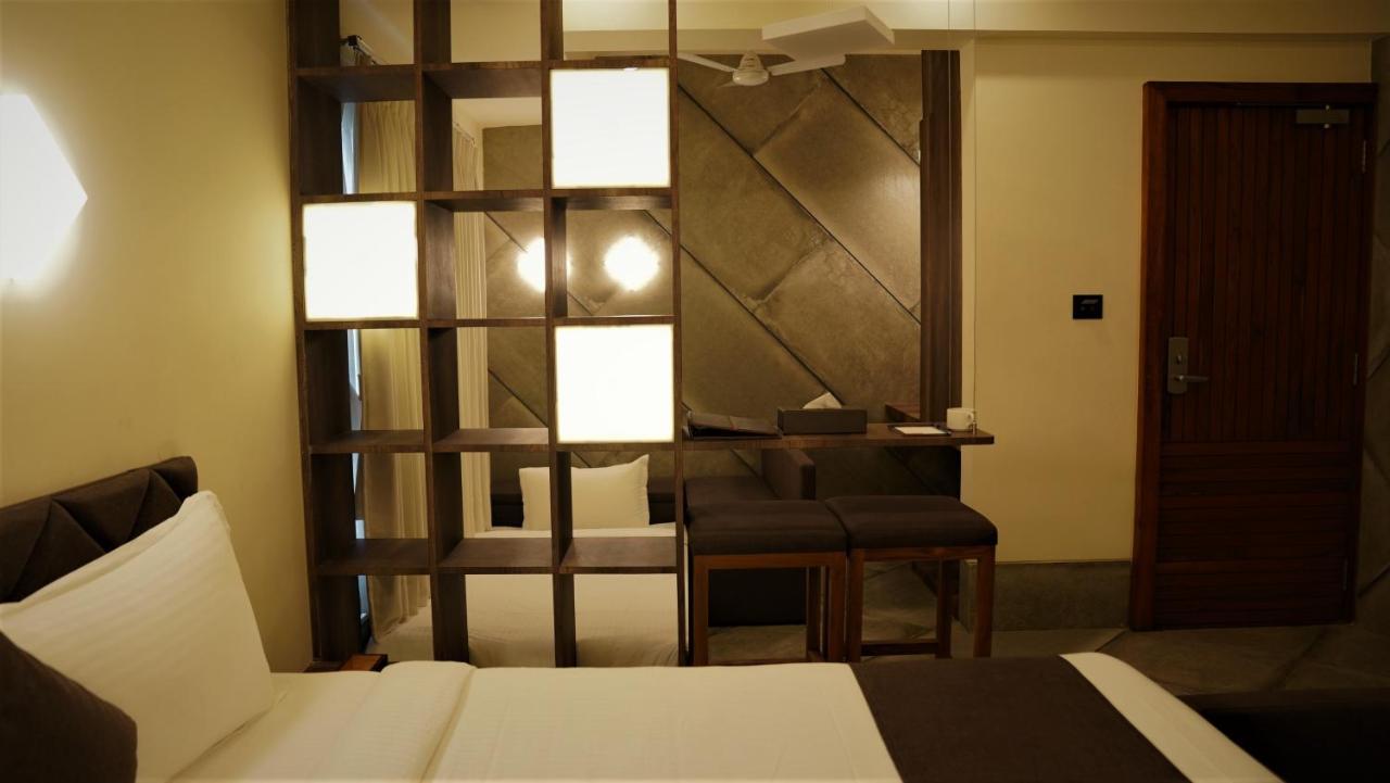 De Glance Hotel Surat Eksteriør billede