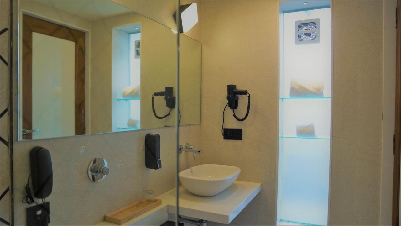 De Glance Hotel Surat Eksteriør billede