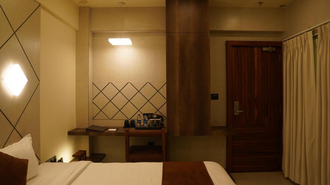 De Glance Hotel Surat Eksteriør billede