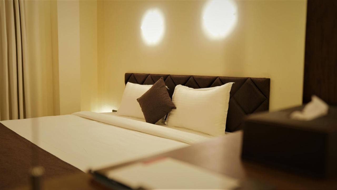 De Glance Hotel Surat Eksteriør billede
