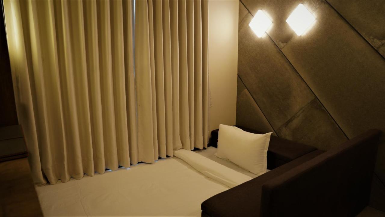 De Glance Hotel Surat Eksteriør billede