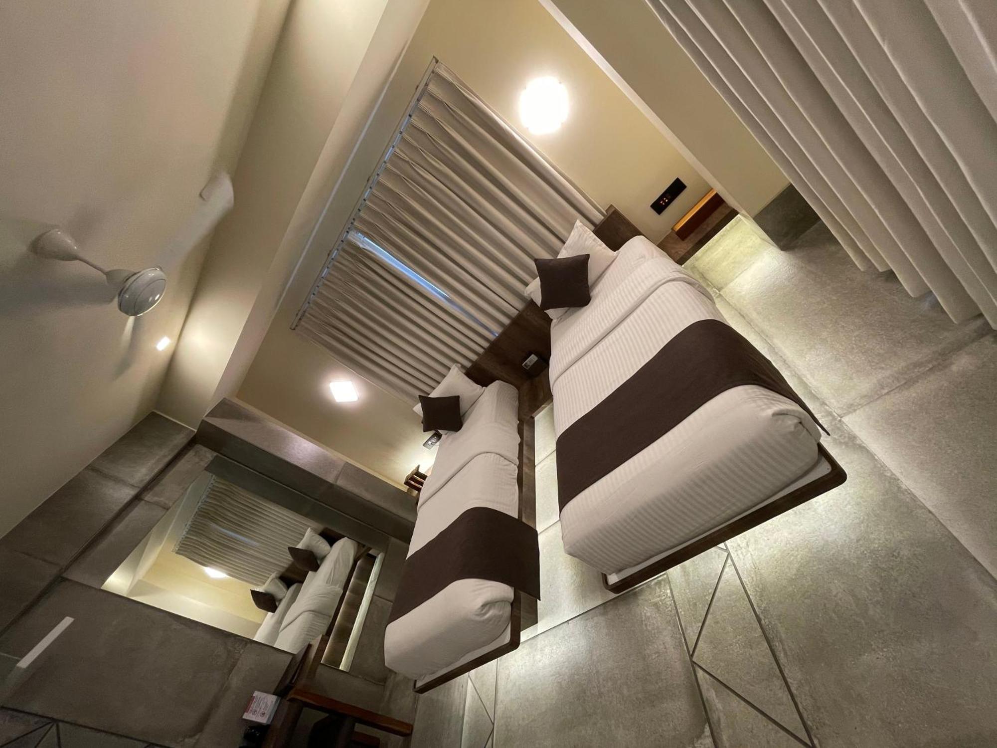 De Glance Hotel Surat Eksteriør billede