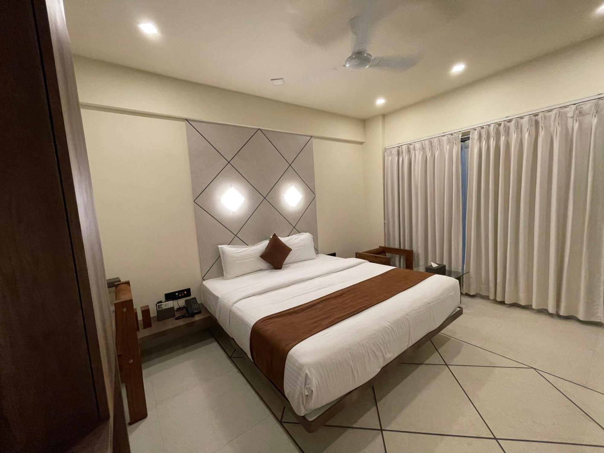 De Glance Hotel Surat Eksteriør billede