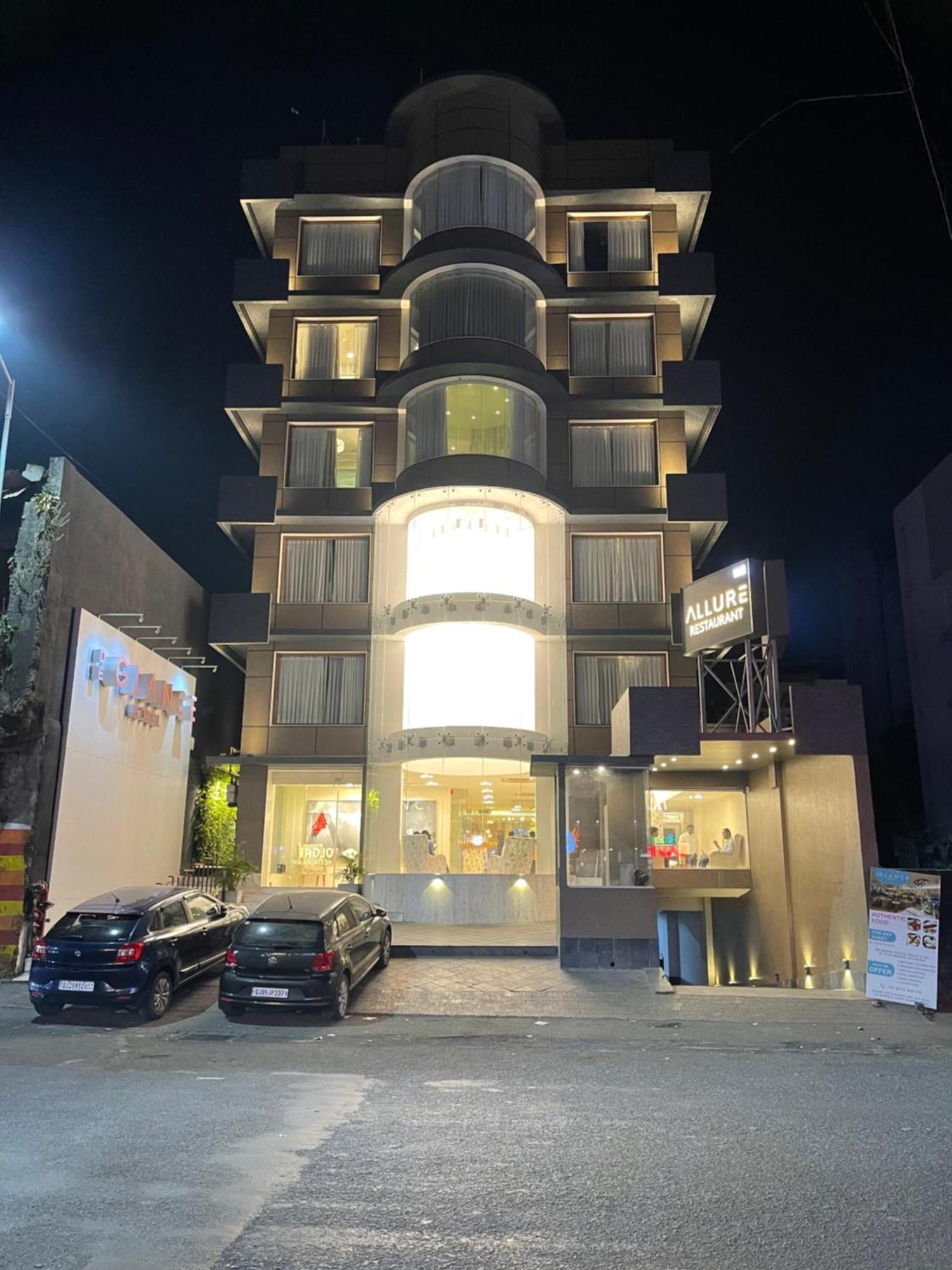 De Glance Hotel Surat Eksteriør billede